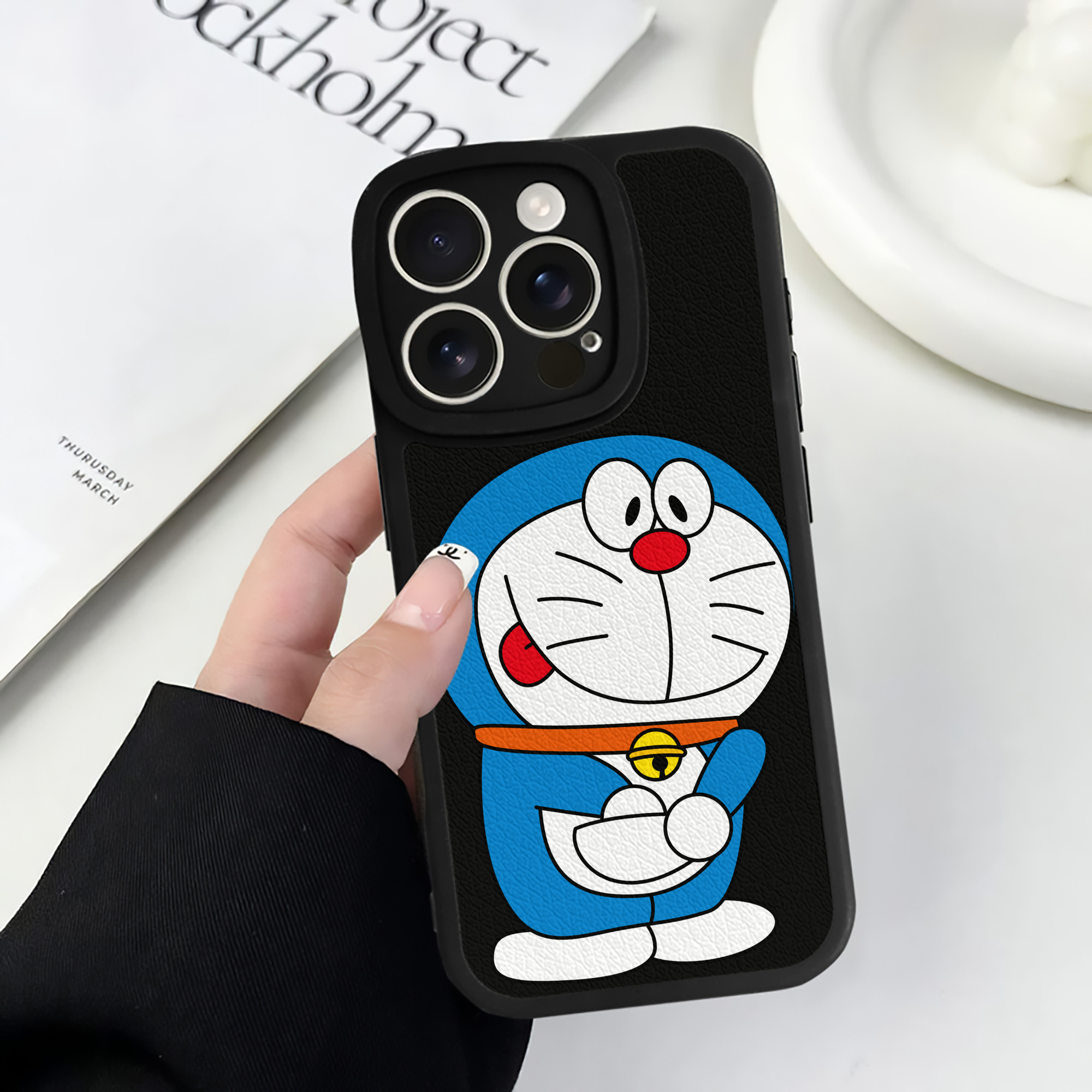 （画像用） ドラえもん Doraemon 【iPhone 16シリーズ対応】シリコンスマホケース（レザー調） 材質：シリコン